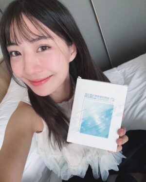 Yu-Hsuan Huang Instagram - 雖然我有買過許多品牌的膠原蛋白粉的經驗
但過去不是太腥就是添加物太多吃起來太甜
因此一直沒有養成吃膠原蛋白粉的習慣( ¯𐃷¯ 💦)
不過有一說一🫵🏻⸝⸝꙳
前陣子開始試用粼粼的膠原蛋白胜肽是我目前吃過的所有膠原蛋白粉裡味道最好的一款了!!!!
如果妳也跟我一樣
是會在意食物殘留在口腔味道的水水們
那應該都有遇過那種吃完偏甜的膠原蛋白粉後
殘留在舌根的甜味會漸漸變得有點酸臭( ・᷄ᯅ・᷅ )
但粼粼的膠原蛋白胜肽非常細緻
沒有任何腥味 只有淡淡的甜味
乾吞後嘴裡還是超!清!爽!
成分也非常單純
使用日本百年大廠的膠原蛋白
來源透明 經SGS檢測
無雌激素、無重金屬、無西藥成分沒有過多的添加物
讓我這次出國三個禮拜
直接毫不猶豫把它裝進行李箱中𖧷 ⁺.
就算行程再累
我的氣色依然超~級~好~ ( -᷄▽-᷅ و(و ♬
而且現在是早鳥優惠現折$100!
只到6/10 大家快去官網下單吧𓅯 ✨
🔗 https://www.linglingbebetter.com
