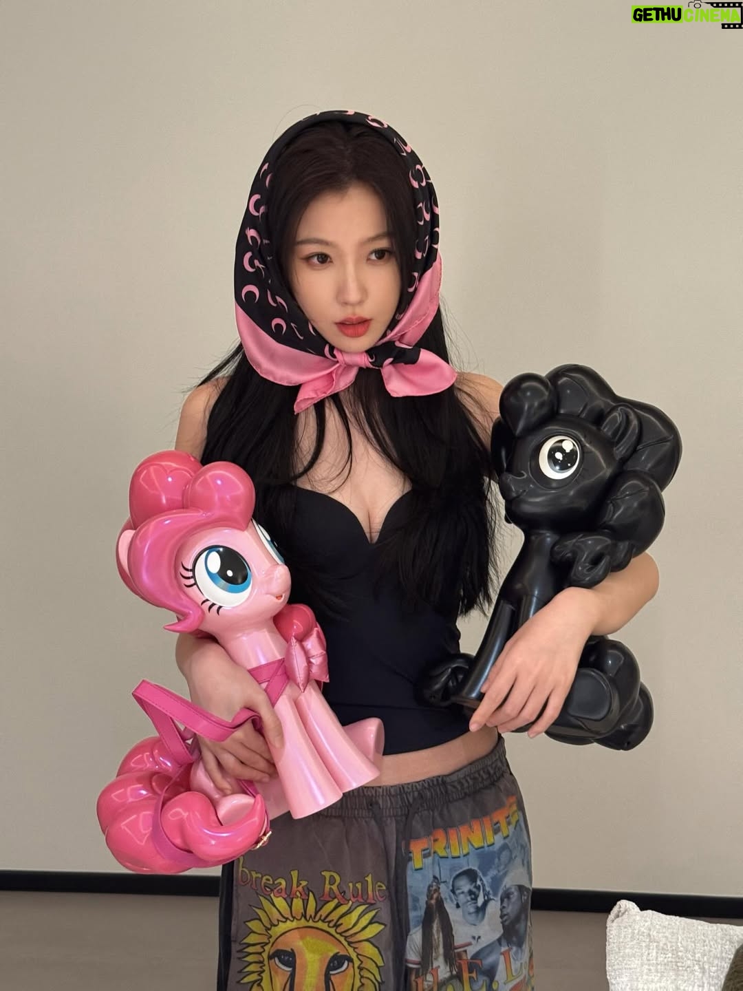 Yu Shuxin - 540.2K Likes - 🖤🩷
