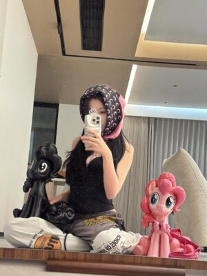 Yu Shuxin Instagram - 🖤🩷