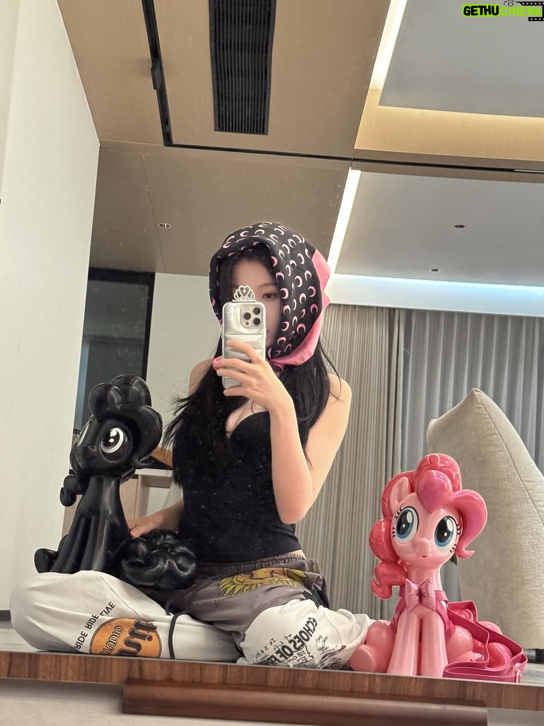 Yu Shuxin - 540.2K Likes - 🖤🩷