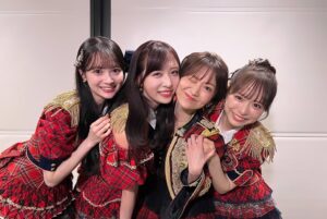 Yuko Oshima Instagram - Mステスーパーライヴ楽しかったー😆❣️
10年ぶりの年の瀬感のお祭り気分を味わい、
でも、馴染みの曲であるヘビロテを歌わせてもらい、
後ろを向くと、今までとは違う顔ぶれの
現役メンバーのキラキラしたエネルギーを感じて
改めて、AKB20周年最高！！と思いました😁👍✨
現役メンバーとこんなに交流する機会をもらえて
わたしは嬉しいですよ、、、、🥲😭🩷