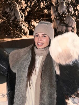 Yulia Mikhalkova-Matyukhina Instagram - Друзья, сегодня один из главных христианских праздников - Крещение Господне. 

В евангельской истории именно в этот день Иисус Христос принял крещение в реке Иордан.

Поэтому 19 января верующие люди окунаются в освященную купель, что символизирует духовное очищение. 

В этом году морозы ого-го даже в Москве, и для многих окунание на свежем воздухе стало серьезным испытанием. 

Но согласитесь, чем крепче наша вера, тем сложнее испытание мы способны преодолеть.

Для меня Крещение - важный день. Но в этом году из-за простуды приняла решение не окунаться. Зато поддержала друзей, на выходе из купели подавала им полотенчики😊

С праздником вас, добрые православные люди! Обнимаю.