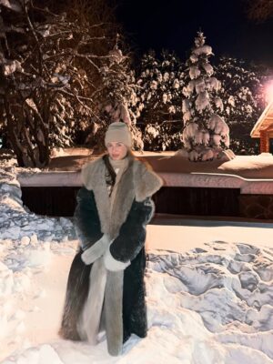 Yulia Mikhalkova-Matyukhina Instagram - Друзья, сегодня один из главных христианских праздников - Крещение Господне. 

В евангельской истории именно в этот день Иисус Христос принял крещение в реке Иордан.

Поэтому 19 января верующие люди окунаются в освященную купель, что символизирует духовное очищение. 

В этом году морозы ого-го даже в Москве, и для многих окунание на свежем воздухе стало серьезным испытанием. 

Но согласитесь, чем крепче наша вера, тем сложнее испытание мы способны преодолеть.

Для меня Крещение - важный день. Но в этом году из-за простуды приняла решение не окунаться. Зато поддержала друзей, на выходе из купели подавала им полотенчики😊

С праздником вас, добрые православные люди! Обнимаю.