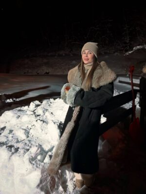Yulia Mikhalkova-Matyukhina Instagram - Друзья, сегодня один из главных христианских праздников - Крещение Господне. 

В евангельской истории именно в этот день Иисус Христос принял крещение в реке Иордан.

Поэтому 19 января верующие люди окунаются в освященную купель, что символизирует духовное очищение. 

В этом году морозы ого-го даже в Москве, и для многих окунание на свежем воздухе стало серьезным испытанием. 

Но согласитесь, чем крепче наша вера, тем сложнее испытание мы способны преодолеть.

Для меня Крещение - важный день. Но в этом году из-за простуды приняла решение не окунаться. Зато поддержала друзей, на выходе из купели подавала им полотенчики😊

С праздником вас, добрые православные люди! Обнимаю.