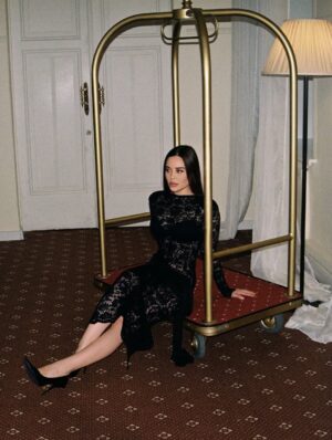 Yulia Mikhalkova-Matyukhina Instagram - 2026. Мои первые три дня прошли изящно!🖤👠💃

А как первые три дня прошли у вас? 😇