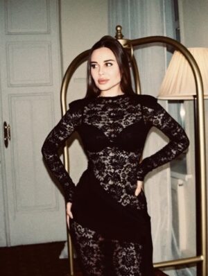 Yulia Mikhalkova-Matyukhina Instagram - 2026. Мои первые три дня прошли изящно!🖤👠💃

А как первые три дня прошли у вас? 😇