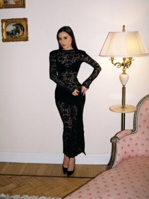 Yulia Mikhalkova-Matyukhina Instagram - 2026. Мои первые три дня прошли изящно!🖤👠💃

А как первые три дня прошли у вас? 😇