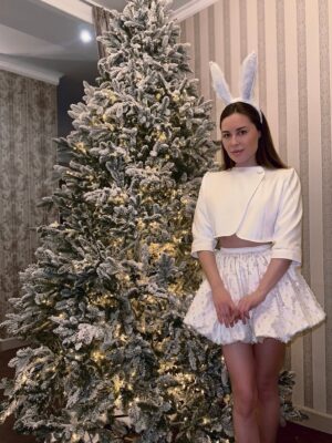 Yulia Mikhalkova-Matyukhina Instagram - Друзья, срочно-срочно, важно-важно!🤩

Сегодня 31 декабря я - зайка! Скоро Дедушка Мороз со Снегурочкой приедут с подарками!🎁🎄

А я до сих пор не решила, какие ушки надеть!

Помогите зайке, подскажите, какие ушки лучше))

А то останусь я без подарочков😁