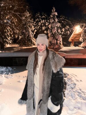 Yulia Mikhalkova-Matyukhina Instagram - Друзья, сегодня один из главных христианских праздников - Крещение Господне. 

В евангельской истории именно в этот день Иисус Христос принял крещение в реке Иордан.

Поэтому 19 января верующие люди окунаются в освященную купель, что символизирует духовное очищение. 

В этом году морозы ого-го даже в Москве, и для многих окунание на свежем воздухе стало серьезным испытанием. 

Но согласитесь, чем крепче наша вера, тем сложнее испытание мы способны преодолеть.

Для меня Крещение - важный день. Но в этом году из-за простуды приняла решение не окунаться. Зато поддержала друзей, на выходе из купели подавала им полотенчики😊

С праздником вас, добрые православные люди! Обнимаю.