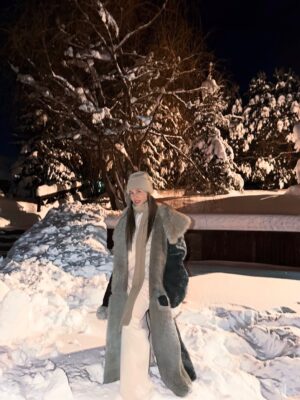 Yulia Mikhalkova-Matyukhina Instagram - Друзья, сегодня один из главных христианских праздников - Крещение Господне. 

В евангельской истории именно в этот день Иисус Христос принял крещение в реке Иордан.

Поэтому 19 января верующие люди окунаются в освященную купель, что символизирует духовное очищение. 

В этом году морозы ого-го даже в Москве, и для многих окунание на свежем воздухе стало серьезным испытанием. 

Но согласитесь, чем крепче наша вера, тем сложнее испытание мы способны преодолеть.

Для меня Крещение - важный день. Но в этом году из-за простуды приняла решение не окунаться. Зато поддержала друзей, на выходе из купели подавала им полотенчики😊

С праздником вас, добрые православные люди! Обнимаю.