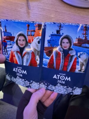 Yulia Mikhalkova-Matyukhina Instagram - Что общего у меня и РОСАТОМа?⚡️
1. Энергичные до невозможности😁
2. Планируем на десятилетия вперёд🤓
3. Надёжные, умные и… скромные (да-да!)
В этом убедилась на встрече в музее «АТОМ» на ВДНХ. Это не просто музей - это портал в будущее! 🚀

Секрет: каждая 5-я лампочка в вашем доме горит благодаря атомной энергии. Вот так! 😎