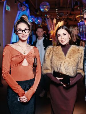 Yulia Mikhalkova-Matyukhina Instagram - Что общего у меня и РОСАТОМа?⚡️
1. Энергичные до невозможности😁
2. Планируем на десятилетия вперёд🤓
3. Надёжные, умные и… скромные (да-да!)
В этом убедилась на встрече в музее «АТОМ» на ВДНХ. Это не просто музей - это портал в будущее! 🚀

Секрет: каждая 5-я лампочка в вашем доме горит благодаря атомной энергии. Вот так! 😎