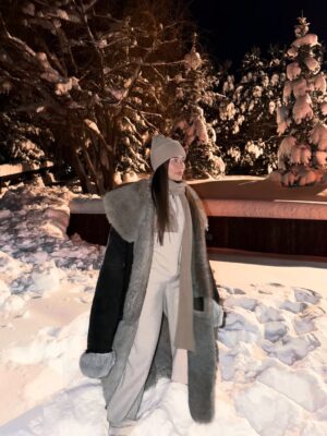 Yulia Mikhalkova-Matyukhina Instagram - Друзья, сегодня один из главных христианских праздников - Крещение Господне. 

В евангельской истории именно в этот день Иисус Христос принял крещение в реке Иордан.

Поэтому 19 января верующие люди окунаются в освященную купель, что символизирует духовное очищение. 

В этом году морозы ого-го даже в Москве, и для многих окунание на свежем воздухе стало серьезным испытанием. 

Но согласитесь, чем крепче наша вера, тем сложнее испытание мы способны преодолеть.

Для меня Крещение - важный день. Но в этом году из-за простуды приняла решение не окунаться. Зато поддержала друзей, на выходе из купели подавала им полотенчики😊

С праздником вас, добрые православные люди! Обнимаю.
