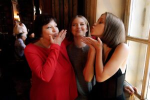 Yulia Peresild Instagram - Мамуль, будь здорова и счастлива ! Пусть каждый год наполняет тебя еще большим счастьем и радостью . ❤️❤️❤️ пусть все невзгоды обходят стороной ! И жизнь приносит только приятные сюрпризы !!!! Фото любимой @maduisy