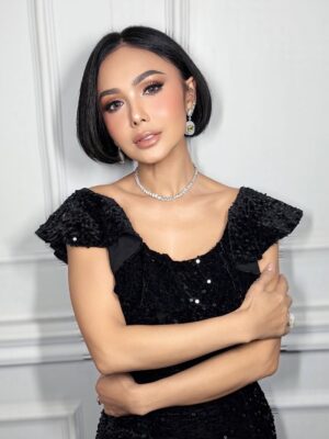 Yuni Shara Instagram - Glam session for MY PANUTAN @yunishara36 . Thankyou for having me Mbakuu yang cantiknya inside and out🤗🩷

MUA @larasocta__ 
Hair @deva_dadang