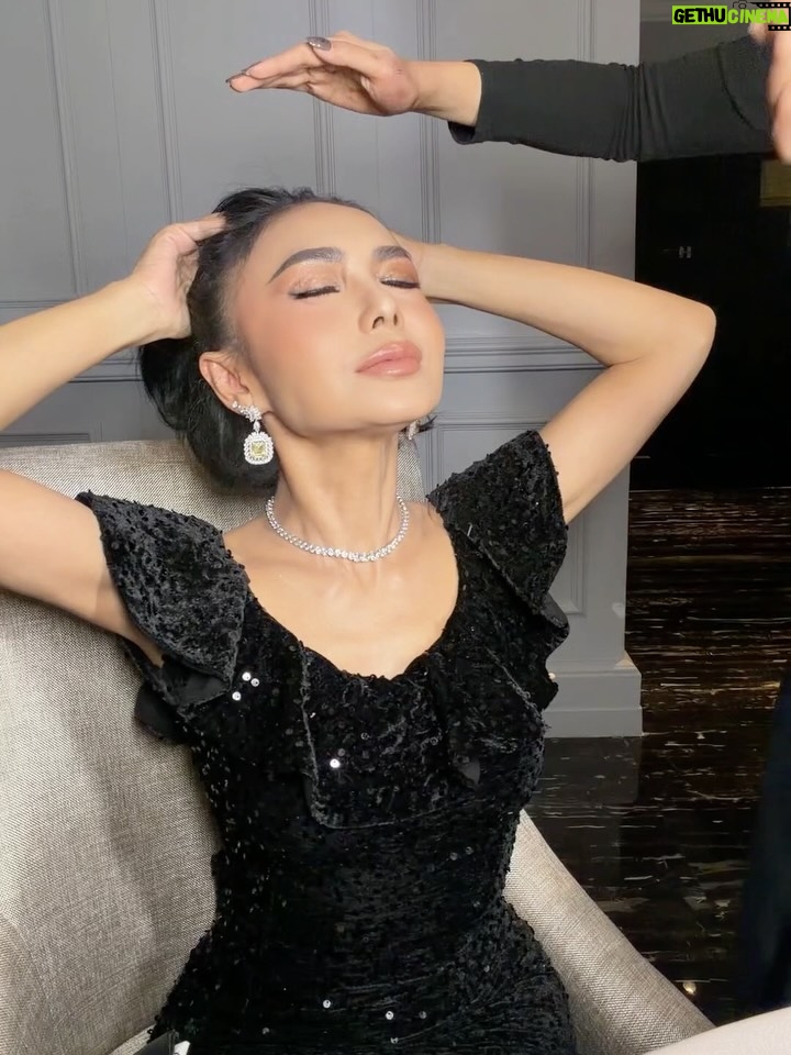 Yuni Shara - 2.5K Likes - Glam session for MY PANUTAN @yunishara36 . Thankyou for having me Mbakuu yang cantiknya inside and out🤗🩷

MUA @larasocta__ 
Hair @deva_dadang