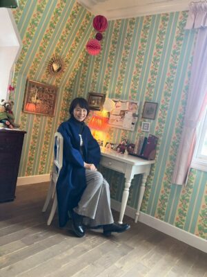 Yuriko Ishida Instagram - ちょうど一ヶ月ほど前…クリスマスの頃
わたしは愛知県にある「ジブリパーク」に
行って参りました😊
念願のジブリパーク…
びっくりするほど広大な敷地に
映画の世界そのままの世界が広がっていました。
ジブリの世界で育った私としては
どこを訪れても胸がいっぱいになってしまい、
ほとんど涙目🥹で歩き回りました。
その記録「また会えたね！ジブリパークSP」。
1/23よりTverとLocipoにてご覧になれます。
(オンエア時は東海地方限定でした！)
あぁジブリの国に生まれて，幸せだ。
ジブリ愛。
本当に，ありがとうジブリ😭😊

ぜひご覧になってください😊😊

#また会えたねジブリパーク