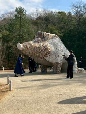 Yuriko Ishida Instagram - ちょうど一ヶ月ほど前…クリスマスの頃
わたしは愛知県にある「ジブリパーク」に
行って参りました😊
念願のジブリパーク…
びっくりするほど広大な敷地に
映画の世界そのままの世界が広がっていました。
ジブリの世界で育った私としては
どこを訪れても胸がいっぱいになってしまい、
ほとんど涙目🥹で歩き回りました。
その記録「また会えたね！ジブリパークSP」。
1/23よりTverとLocipoにてご覧になれます。
(オンエア時は東海地方限定でした！)
あぁジブリの国に生まれて，幸せだ。
ジブリ愛。
本当に，ありがとうジブリ😭😊

ぜひご覧になってください😊😊

#また会えたねジブリパーク