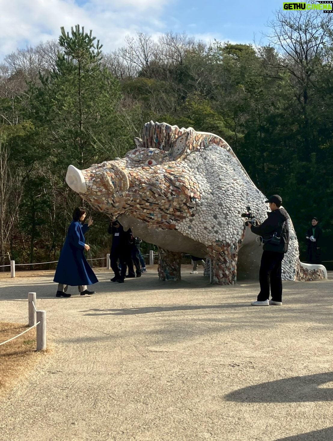 Yuriko Ishida - 273.3K Likes - ちょうど一ヶ月ほど前…クリスマスの頃
わたしは愛知県にある「ジブリパーク」に
行って参りました😊
念願のジブリパーク…
びっくりするほど広大な敷地に
映画の世界そのままの世界が広がっていました。
ジブリの世界で育った私としては
どこを訪れても胸がいっぱいになってしまい、
ほとんど涙目🥹で歩き回りました。
その記録「また会えたね！ジブリパークSP」。
1/23よりTverとLocipoにてご覧になれます。
(オンエア時は東海地方限定でした！)
あぁジブリの国に生まれて，幸せだ。
ジブリ愛。
本当に，ありがとうジブリ😭😊

ぜひご覧になってください😊😊

#また会えたねジブリパーク