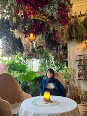 Yuriko Ishida Instagram - ちょうど一ヶ月ほど前…クリスマスの頃
わたしは愛知県にある「ジブリパーク」に
行って参りました😊
念願のジブリパーク…
びっくりするほど広大な敷地に
映画の世界そのままの世界が広がっていました。
ジブリの世界で育った私としては
どこを訪れても胸がいっぱいになってしまい、
ほとんど涙目🥹で歩き回りました。
その記録「また会えたね！ジブリパークSP」。
1/23よりTverとLocipoにてご覧になれます。
(オンエア時は東海地方限定でした！)
あぁジブリの国に生まれて，幸せだ。
ジブリ愛。
本当に，ありがとうジブリ😭😊

ぜひご覧になってください😊😊

#また会えたねジブリパーク