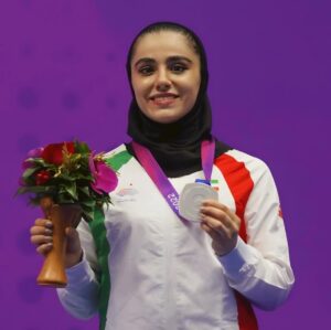 Zahra Kiani Instagram - #مدال_نقره
مدال ارزشمند و به یاد ماندنی ام را تقدیم می کنم به مردم ایران و خانواده ام و مربیانی عزیزی که تا امروز برام زحمت کشیدند و همه کساییکه تو این راه همراهم بودند و حمایتم کردند . اینقدر هیجان دارم و خوشحالم که نمی دونم چی بنویسم .
وقتی دکتر چند ماه پیش بهم گفت بدلیل مصدومیت باید عمل جراحی بشم و قید مسابقات را بزنم …
امروز میخوام خودم و مدالم را در آغوش ایران عزیزم رها کنم و اشک و بغض و استرس و همه سختی هایی که تو این چند ماه تحمل کردم برای لحظه ایی هم که شده فراموش کنم .
#ایران
