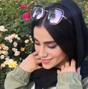 Zahra Kiani Instagram - زیبایی در هیچ چیز ابدی نیست
بجز یک ذات زیبا
که تا ابد زیباست …
#فروغ_فرخزاد
#زیبایی #ابد #لبخند #زندگي
#تجربه #مسافرت #گل #اصالت #ذات
#متن_زیبا #طبیعت #طبیعتگردی #طبیعت_زیبا