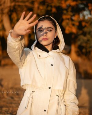 Zahra Kiani Instagram - .
ولی من هنوز هم دنبال معجزه میگردم، هنوز هم باور دارم قرار است اتفاقات خوبتری بیفتد، باور دارم که معجزهای در راه است، معجزهای شبیه به طلوع، شبیه به طلوعی دوباره... باور دارم که شب به معنای نابودی خورشید نیست، شب یعنی خورشید هست، زایش هست، نور هست!
خورشید هست، فقط کمی دورتر ایستاده و دارد جای دیگری و به سایههای دیگری میتابد... اما میتابد، همیشه میتابد... که ذات خورشید، تابیدن است...
شب یعنی کمی صبر داشتهباش، شب یعنی خودت را نباز! شب یعنی؛ تسلیم غرور پوشالی تاریکی نباش...
من کاری به ناامیدی هیچکس ندارم،
من هنوز هم دارم به دنبال معجزه میگردم...
.
#هدف #طلوع #خورشید #امید #خداهست #ایمان #معجزه #ایمان_به_خدا #تلاش #انگیزه #انگیزشی