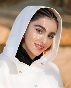 Zahra Kiani Instagram - .
ولی من هنوز هم دنبال معجزه میگردم، هنوز هم باور دارم قرار است اتفاقات خوبتری بیفتد، باور دارم که معجزهای در راه است، معجزهای شبیه به طلوع، شبیه به طلوعی دوباره... باور دارم که شب به معنای نابودی خورشید نیست، شب یعنی خورشید هست، زایش هست، نور هست!
خورشید هست، فقط کمی دورتر ایستاده و دارد جای دیگری و به سایههای دیگری میتابد... اما میتابد، همیشه میتابد... که ذات خورشید، تابیدن است...
شب یعنی کمی صبر داشتهباش، شب یعنی خودت را نباز! شب یعنی؛ تسلیم غرور پوشالی تاریکی نباش...
من کاری به ناامیدی هیچکس ندارم،
من هنوز هم دارم به دنبال معجزه میگردم...
.
#هدف #طلوع #خورشید #امید #خداهست #ایمان #معجزه #ایمان_به_خدا #تلاش #انگیزه #انگیزشی
