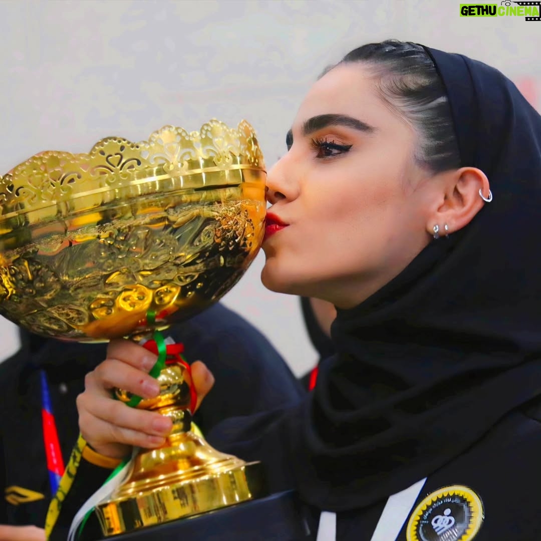Zahra Kiani - 30.8K Likes - .
پایان لیگ برتر ووشو ایران با برتری تیم سپاهان 
ششمین قهرمانی پیاپی 😍💪
پ . ن : این عکسا و ترتیبشونو خیلی دوس دارم چون ترکیبی از سختی ، استرس ، درد و در نهایت رضایت ، شادی  و حال خوبه ❤️
پ . ن ۲ : 
عزیزانی که با هنرمندی تمام این لحظات را ثبت کردند : 
@fereshte__rahmati
@nahid.mehtari
ادیت : @negin.mahdiuon 
رسانه : @sports_lenss