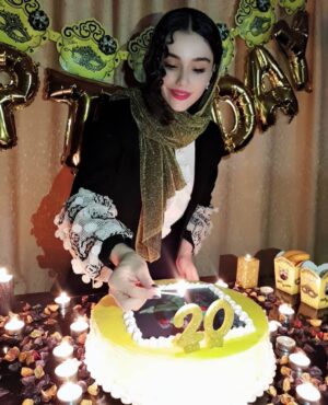 Zahra Kiani Instagram - .
یک سال دیگر از زندگیام گذشت و من یک سال بزرگتر شدم ..الان یک دغدغه اساسی وجود مرا فرا گرفته است. اینکه هدیه تولد برای خودم چی بخرم. یک هدیهای که واقعاً خودم را سورپرایز کند، به دلش بنشیند و مرا هزار تا بوس کند. تولدم مبارک جمله راحتی است اما تبریک تولد به خودم سختترین کارها است، چون نه میشود او را سورپرایز کنم و نه میشود موقع اهدای کادوی تولد پیشانی یا گونهاش را ببوسم. اما اینها دلیل نمیشود که تولد خودم را تبریک نگویم، با خودم خلوت نکنم. یک آهنگ شاد تولدت مبارک برای خودم پخش میکنم و ریزه ریزه دور اتاق میچرخم! اما آن سورپرایز تولد چیز دیگری است. روز تولد یعنی یک سال دیگر گذشت. من یک سال بزرگتر شدم. یـک سالی که نمیدانم در آن واقعاً توانستم «بزرگ» شوم یا نه؟ توانستم همانی باشم که دوست دارم باشم یا نه؟ شاید آنطور که می خواستم باشم نبودم ولی به چشم بر هم زدنی یک سال بزرگتر شدم.
شاید اگر یک دفعه صبح روز تولدم بیدار شوم و ببینم که قدرت این را پیدا کردهام که برای همیشه روی پای خودم بایستم و بتوانم در روز تولدم یکسال بزرگتر شدن و عاقلتر شدن را در وجودم احساس کنم، آن روز واقعاً سورپرایز شوم.
.
پ.ن : مامان جون باباجون ممنون بابت همه چیز ...تو این ۲۰ سال همیشه کنارم بودین و مثل یک هدیه ی خاص باهام برخورد کردین ... نمیدونم این همه محبتو چجوری میتونم جبران کنم ... باهم دیگ کلی روزای قشنگو پشت سر گذاشتیم روزایی که با خوشحالیه من خوشحال میشدین و با ناراحتیم گریه میکردین ... قشنگیه زندگی بودنتون کناره منه ... فرشته های نگهبانم 😍 بمونین برام