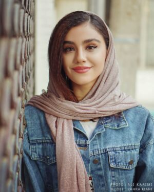 Zahra Kiani Instagram - .
دیدید یه وقتایی تو شلوغیای زندگی شدیدا دلتون میخواد یه روزو بتونید بدون هیچ دغدغه ی فکری بگذرونید ؟
یه روز بیدار شید وهیچ کاری برای انجام دادن نداشته باشید ...
این برای خیلیامون آرزو شده بود تا اینکه کرونا اومد...
بعد از هفت سالگیم این اولین تابستونیه که من خونه ام
قبل از این فکر میکردم اگر یک سال کامل بتونم مسابقه ندم و کاملا استراحت کنم میتونه تجربه ی خوبی باشه
فکر میکردم یه تابستون کامل بدون تمرین و استرس مسابقه میتونه قشنگ باشه
ولی فهمیدم من واسه همین کار ساخته شدم ...
راه زندگیه من همینه و زندگیم بدون ورزش برام بی ارزش میشه
میخوام بگم سختی هایی که الان در راه هدفتون دارید تحمل میکنید و فکر میکنید اگر نباشن زندگی بهتری خواهید داشت خیلی ام اذیت کننده و تلخ نیستن
برای رسیدن به هر هدفی باید یه سری سختیارو پشت سر گذاشت
مطمئن باشید شیرینی رسیدن به هدف همه خستگی هاتونو از بین میبره و همون سختیا و خستگی ها براتون شیرین و ارزشمند میشه ....
به امید روزی که دوباره به شرایط قبل برگردیم و بتونیم برای رسیدن به هدفامون بیشتر از قبل تلاش کنیم ...
و این بار کاملا با خواست خودمون باشه
#کرونا #ورزش #تمرین #تلاش #موفقیت #هدف #زندگی
#lifestyle #success #training
.
هدفای قشنگتونو برام کامنت کنید 😍
