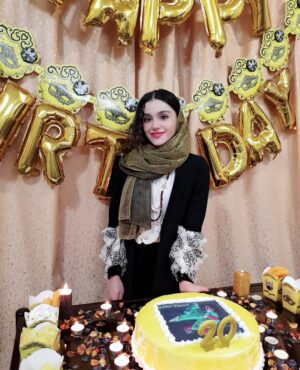 Zahra Kiani Instagram - .
یک سال دیگر از زندگیام گذشت و من یک سال بزرگتر شدم ..الان یک دغدغه اساسی وجود مرا فرا گرفته است. اینکه هدیه تولد برای خودم چی بخرم. یک هدیهای که واقعاً خودم را سورپرایز کند، به دلش بنشیند و مرا هزار تا بوس کند. تولدم مبارک جمله راحتی است اما تبریک تولد به خودم سختترین کارها است، چون نه میشود او را سورپرایز کنم و نه میشود موقع اهدای کادوی تولد پیشانی یا گونهاش را ببوسم. اما اینها دلیل نمیشود که تولد خودم را تبریک نگویم، با خودم خلوت نکنم. یک آهنگ شاد تولدت مبارک برای خودم پخش میکنم و ریزه ریزه دور اتاق میچرخم! اما آن سورپرایز تولد چیز دیگری است. روز تولد یعنی یک سال دیگر گذشت. من یک سال بزرگتر شدم. یـک سالی که نمیدانم در آن واقعاً توانستم «بزرگ» شوم یا نه؟ توانستم همانی باشم که دوست دارم باشم یا نه؟ شاید آنطور که می خواستم باشم نبودم ولی به چشم بر هم زدنی یک سال بزرگتر شدم.
شاید اگر یک دفعه صبح روز تولدم بیدار شوم و ببینم که قدرت این را پیدا کردهام که برای همیشه روی پای خودم بایستم و بتوانم در روز تولدم یکسال بزرگتر شدن و عاقلتر شدن را در وجودم احساس کنم، آن روز واقعاً سورپرایز شوم.
.
پ.ن : مامان جون باباجون ممنون بابت همه چیز ...تو این ۲۰ سال همیشه کنارم بودین و مثل یک هدیه ی خاص باهام برخورد کردین ... نمیدونم این همه محبتو چجوری میتونم جبران کنم ... باهم دیگ کلی روزای قشنگو پشت سر گذاشتیم روزایی که با خوشحالیه من خوشحال میشدین و با ناراحتیم گریه میکردین ... قشنگیه زندگی بودنتون کناره منه ... فرشته های نگهبانم 😍 بمونین برام