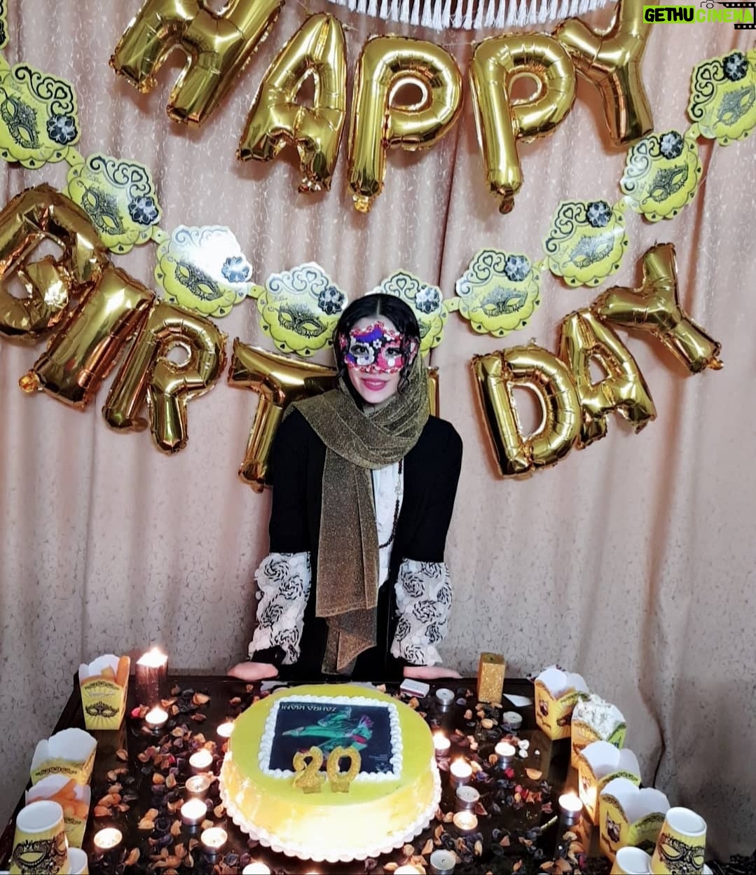 Zahra Kiani - 25.3K Likes - .
یک سال دیگر از زندگی‌ام گذشت و من یک سال بزرگتر شدم ..الان یک دغدغه اساسی وجود مرا فرا گرفته است. اینکه هدیه تولد برای خودم چی بخرم. یک هدیه‌ای که واقعاً خودم را سورپرایز کند، به دلش بنشیند و مرا هزار تا بوس کند. تولدم مبارک جمله راحتی است اما تبریک تولد به خودم سخت‌ترین کارها است، چون نه می‌شود او را سورپرایز کنم و نه می‌شود موقع اهدای کادوی تولد پیشانی یا گونه‌اش را ببوسم. اما این‌ها دلیل نمی‌شود که تولد خودم را تبریک نگویم، با خودم خلوت نکنم. یک آهنگ شاد تولدت مبارک برای خودم پخش می‌کنم و ریزه ریزه دور اتاق می‌چرخم! اما آن سورپرایز تولد چیز دیگری است. روز تولد یعنی یک سال دیگر  گذشت. من یک سال بزرگتر شدم. یـک سالی که نمی‌دانم در آن واقعاً توانستم «بزرگ» شوم یا نه؟ توانستم همانی باشم که دوست دارم باشم یا نه؟ شاید آنطور که می خواستم باشم نبودم ولی به چشم بر هم زدنی یک سال بزرگتر شدم. 
شاید اگر یک دفعه صبح روز تولدم بیدار شوم و ببینم که قدرت این را پیدا کرده‌ام که برای همیشه روی پای خودم بایستم و بتوانم در روز تولدم یک‌سال بزرگ‌تر شدن و عاقل‌تر شدن را در وجودم احساس کنم، آن روز واقعاً سورپرایز شوم.
.
پ.ن : مامان جون باباجون ممنون بابت همه چیز ...تو این ۲۰ سال همیشه کنارم بودین و مثل یک هدیه ی خاص باهام برخورد کردین ... نمیدونم این همه محبتو چجوری میتونم جبران کنم ... باهم دیگ کلی روزای قشنگو پشت سر گذاشتیم روزایی که با خوشحالیه من خوشحال میشدین و با ناراحتیم گریه میکردین ... قشنگیه زندگی بودنتون کناره منه ... فرشته های نگهبانم 😍 بمونین برام