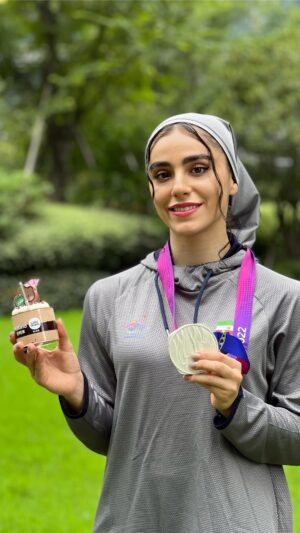Zahra Kiani Instagram - #تولدم
وقتی تولدت و مسابقه ات با هم همزمان میشه و قرار هست از اون روز چیزی بنویسی سخترین کپشن خواهد بود ، کپشنی که باید توش از سختی های مسیر مدال گرفتن بگی و از اونچه بهت گذشت 😫 و همزمان تو همون کپشن باید انرژی مثبت حرف بزنی و پر از آرزوهای خوب بشی برای آینده ات چون تولدت هست 🥰
پس بزارید اینطوری بنویسم امسال تولدم با همه سالهای دیگه فرق داشت ( البته فکر کنم همه اینطوری شروع می کنند کپشن تولدشون را 🤣😂😅 )
امسال کادوی تولدم متفاوت تر بود ، امسال اولین کادوی تولدم را خودم به خودم دادم ، کادویی که پشتش هزار تا درد و حرف و زحمت هست . مدال ازشمند بازی هایی آسیایی که تو سخت ترین شرایط جسمی و روحی بدستش آوردم
امسال با کسایی آشنا شدم و تو مسیر جدیدی قرار گرفتم که برام خیلی ارزشمند بود . امسال سال خاصی بود از کارها و تجارب جدیدی که انجام دادم و خیلی زود در موردش بهتون میگم . 🤩😍🥰
امسال بر خلاف سال های دیگه دایره دوستام و کساییکه دلم براشون تنگ میشه بزرگتر شد و خودم هم در کنار اونها رشد کردم و نگاهم به زندگی عوض شد 🥰✌️🙌
ممنونم از همتون با اینکه شاید در این فضای مجازی کنار هم هستیم ولی انرژی مثبت هاتون ، دعاهاتون ، محبت هاتون واقعی ترین هست و با جان و دل حسشون می کنم 🤗😍😘
دوستتون دارم
مخلص ایران و ایرانی
زهرا کیانی ۲۴ ساله از ایران
#تولد #تغییر #زندگی #انسانیت