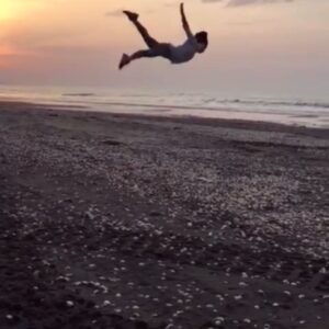 Zahra Kiani Instagram - .
Just fly to you're dreams
l love to move 🤸♀️
#training #flips #fly #beach #sea #sunset