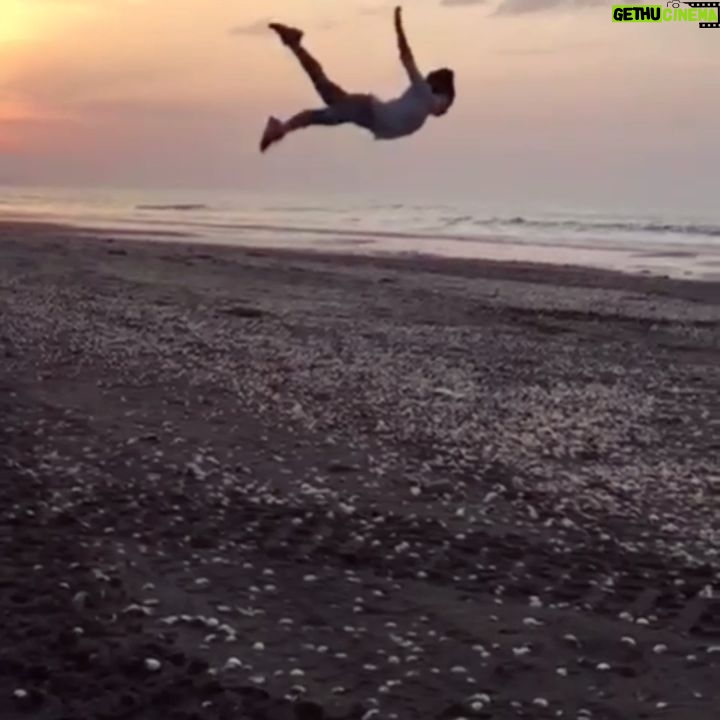 Zahra Kiani - 35.2K Likes - .
Just fly to you're dreams
l love to move 🤸‍♀️
#training #flips #fly #beach #sea #sunset
