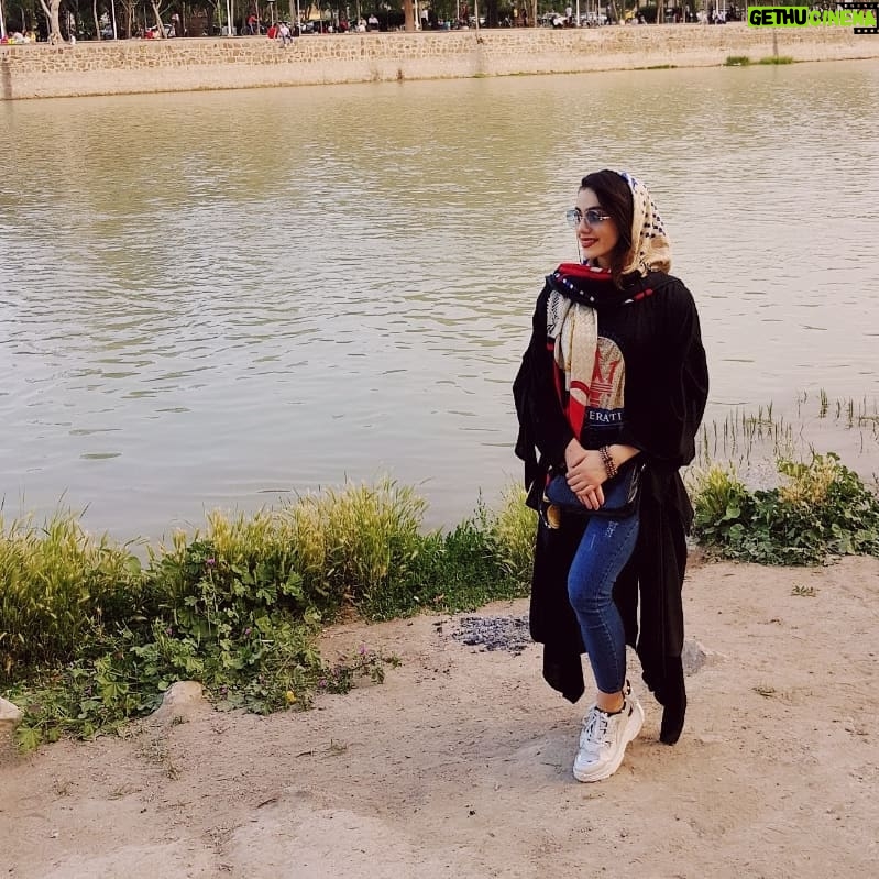 Zahra Kiani - 24.4K Likes - .
وقتی ﺭﺩﭘﺎی ﺧـــــــﺪﺍ
ﺭﺍ ﺩﺭ زندگی پیدا ﻛﺮﺩﻡ، …
ﻓﻬﻤﻴﺪﻡ می توانم ﭘﺎﻫﺎﻳﻢ ﺭﺍ ﺍﺯ ﮔﻠﻴﻤﻢ ﺩﺭﺍﺯﺗﺮ ﻛﻨﻢ ﻭ ﺧﻮﺍﺳﺘﻪ ﻫﺎﻳﻢ ﺍﺯ ﻗﺪ ﺧﻮﺩﻡ ﺑﺰﺭﮔﺘﺮ ﺑﺎﺷﻨﺪ، حتی آرزوهای ﻣﺤﺎﻝ 💫❤