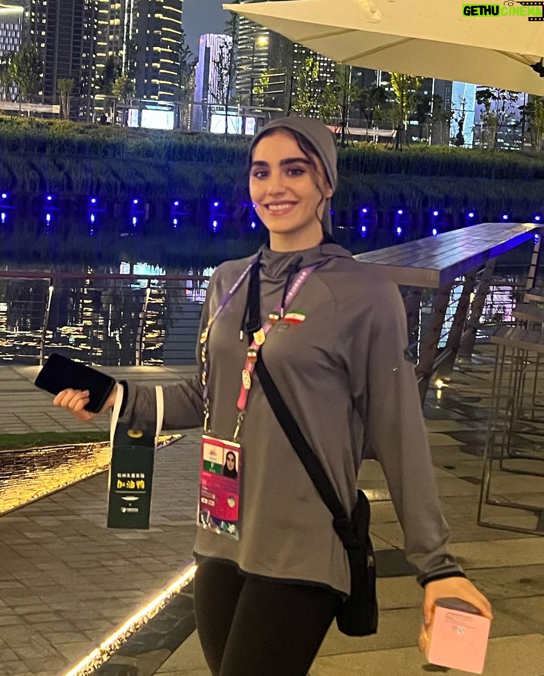 Zahra Kiani - 36.4K Likes - باشد به یادگاری 
از شب قبل از افتتاحیه مسابقات آسیایی 
صدای منو از شهر هانگژو کشور چین می شنوید 😍☺️
اومدم کپشن انگیزشی بنویسم دیدم خود حضور در این رویداد بزرگ یعنی تو مسیر قدم برداشتن و از مسیر لذت بردن هست 👌🙌
دوستتون دارم و ممنون که کنارم هستید 

#خدایا_شکرت #ورزش_بانوان #ووشو