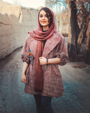 Zahra Kiani Instagram - .
به گمانم ذهنیتی که آدمها از خود برای هم به یادگار میگذارند، از همه چیز بیشتر اهمیت دارد. وگرنه همه آمدهاند که یک روز بروند... 👤صمد بهرنگی
photo by : @fars_photoizmir