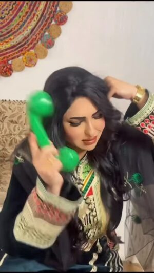 Zainab Al Askari Instagram - تعتقدون  حبايبي الطيب يقدر يغير طبعه ؟؟ #اكسبلور #الطيب #سعاده #فرح #احباب