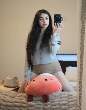 Zara Dar Instagram - Meet my boyfriend, Pouf. Plz be nice 🥹