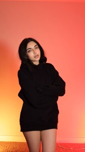 Zara Dar Instagram - What do you think of my dance moves? 

@zara.darz 
#explorepage