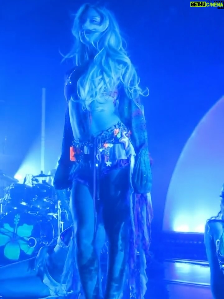Zara Larsson - 194.5K Likes - Oh that was mega cute Phoenix!!! Yall definitely brought the heat