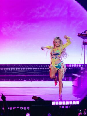 Zara Larsson Instagram - ANAHEIM!!!!🐬🐬🐬🐬🐬 @robinboee
