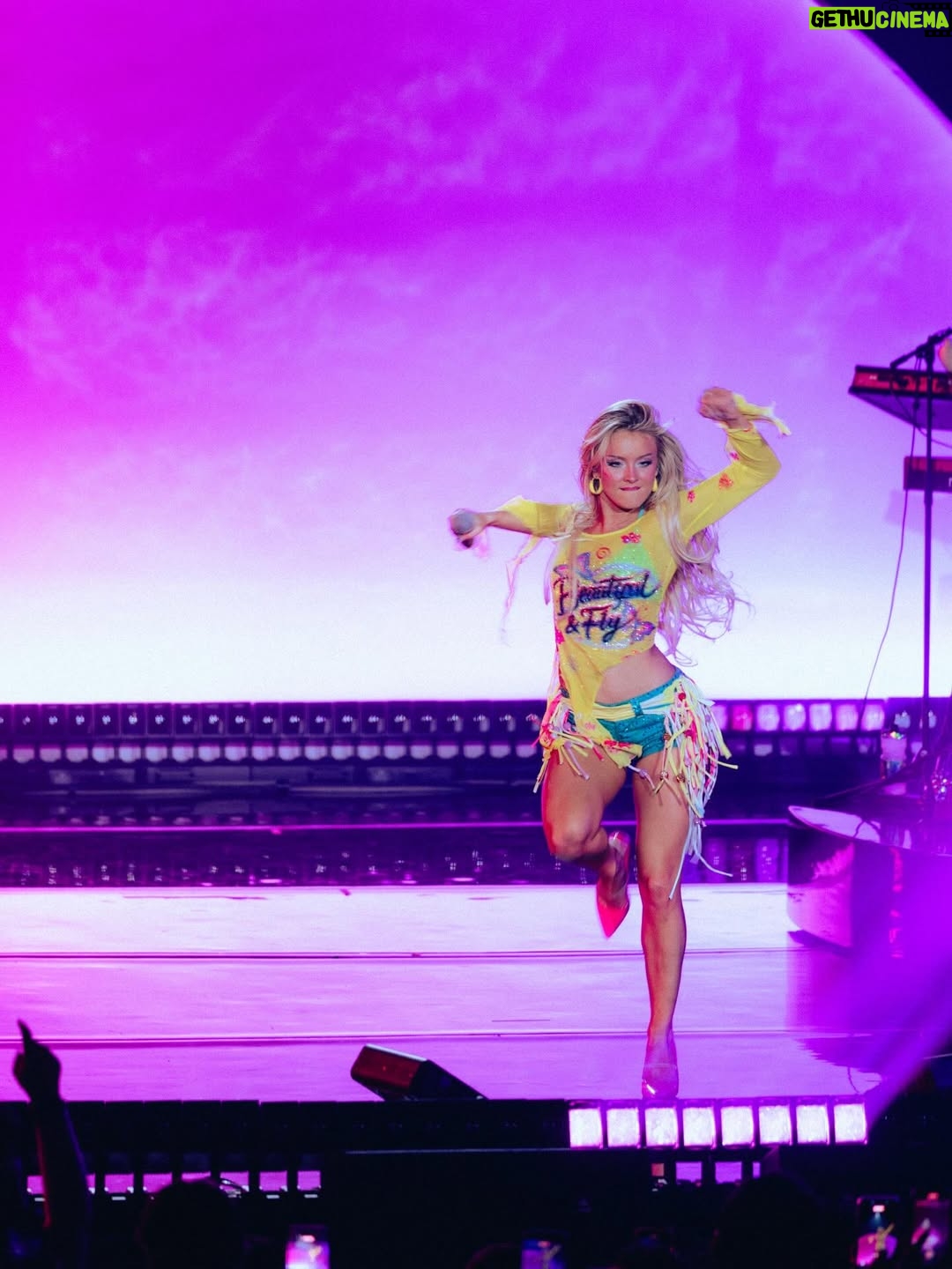 Zara Larsson - 275.4K Likes - ANAHEIM!!!!🐬🐬🐬🐬🐬 @robinboee