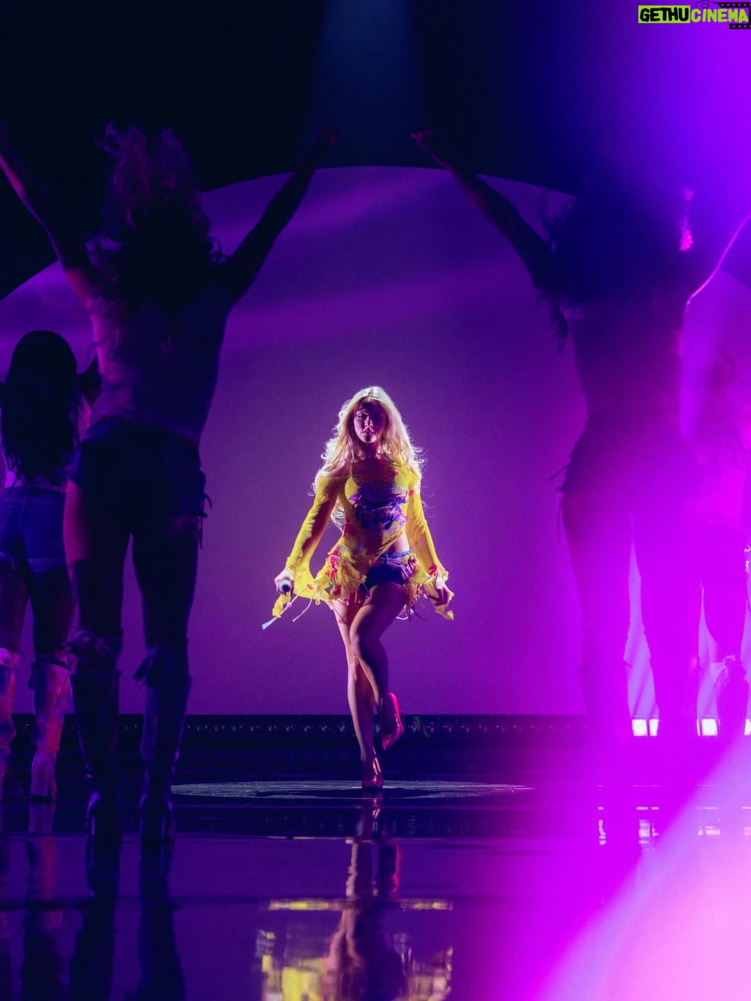 Zara Larsson - 275.4K Likes - ANAHEIM!!!!🐬🐬🐬🐬🐬 @robinboee