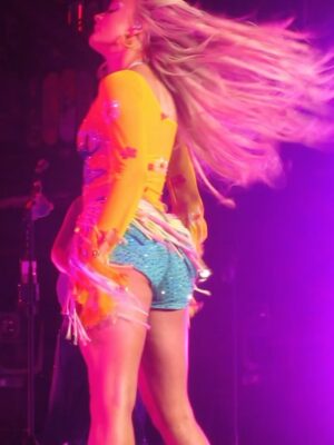 Zara Larsson Instagram - ANAHEIM!!!!🐬🐬🐬🐬🐬 @robinboee