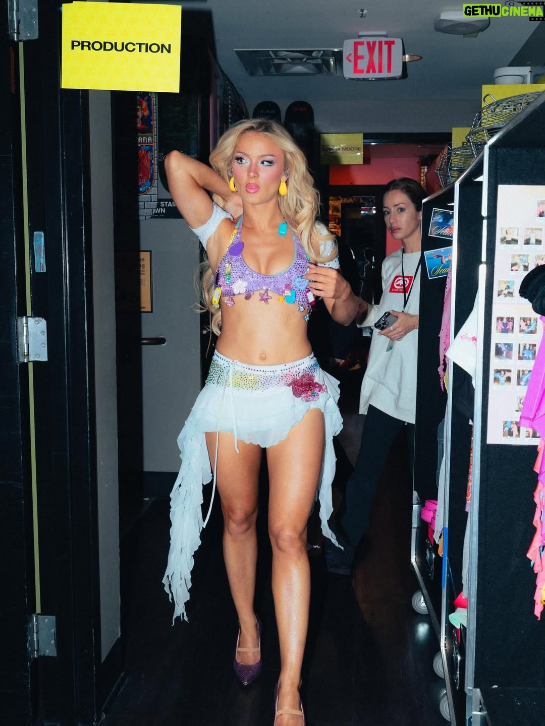 Zara Larsson - 275.4K Likes - ANAHEIM!!!!🐬🐬🐬🐬🐬 @robinboee