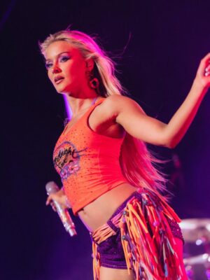 Zara Larsson Instagram - LA night 2 😘🥰🌺🥹🤩🤯 @robinboee