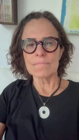 Zélia Duncan Instagram - #zd #ZoionoZoio - Eu tenho tantos assuntos pra dividir, tenho feito tantas coisas. Mixagem de disco novo, os livros que estou lendo, os textos que encontrei, os filmes que me tocaram, os shows, as peças, os encontros, mas o cotidiano brasileiro não deixa a gente em paz. Quando não é racismo, é feminicídio, quando não é feminicídio, é homofobia ou corrupção. E não podemos deixar de nos indignar. Manifeste-se, não use as redes só pra ver seu tempo escorrendo pelo ralo.